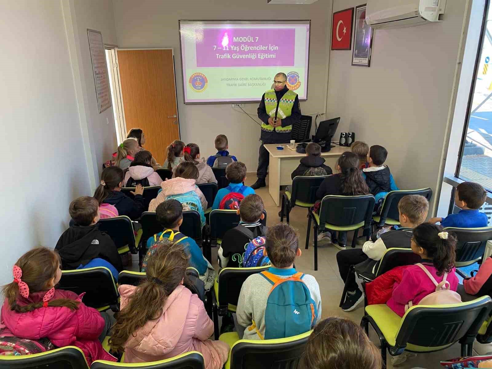 Öğrencilere kapsamlı trafik eğitimi verildi
