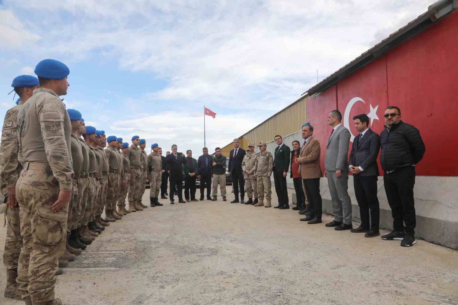 Vali Usta, üs bölgesinde Mehmetçik ile bir araya geldi
