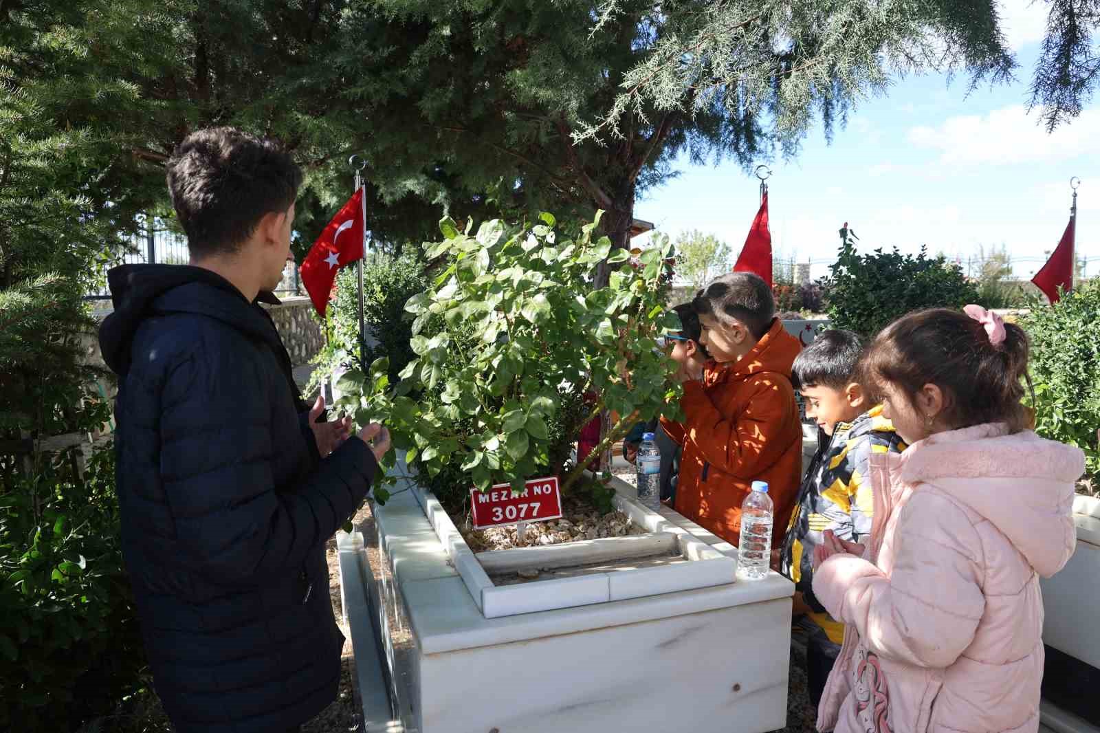 FETÖ elebaşı Gülen’in ölüm haberinin ardından 15 Temmuz şehidinin kabri ziyaret ediliyor
