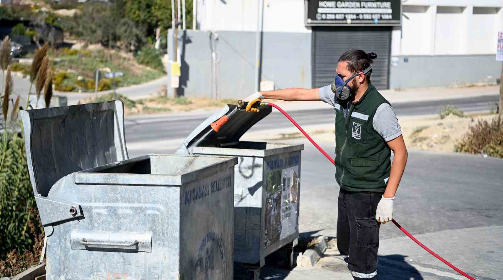 Kuşadası Belediyesi ilaçlama çalışmalarına devam ediyor
