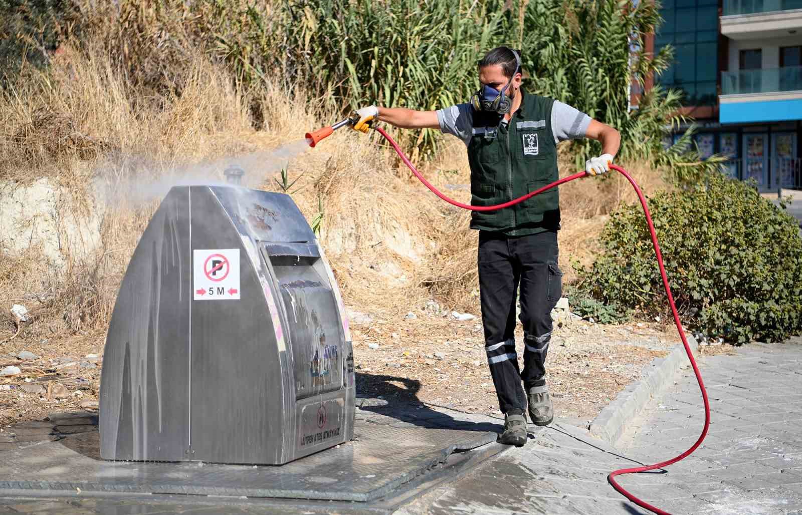 Kuşadası Belediyesi ilaçlama çalışmalarına devam ediyor
