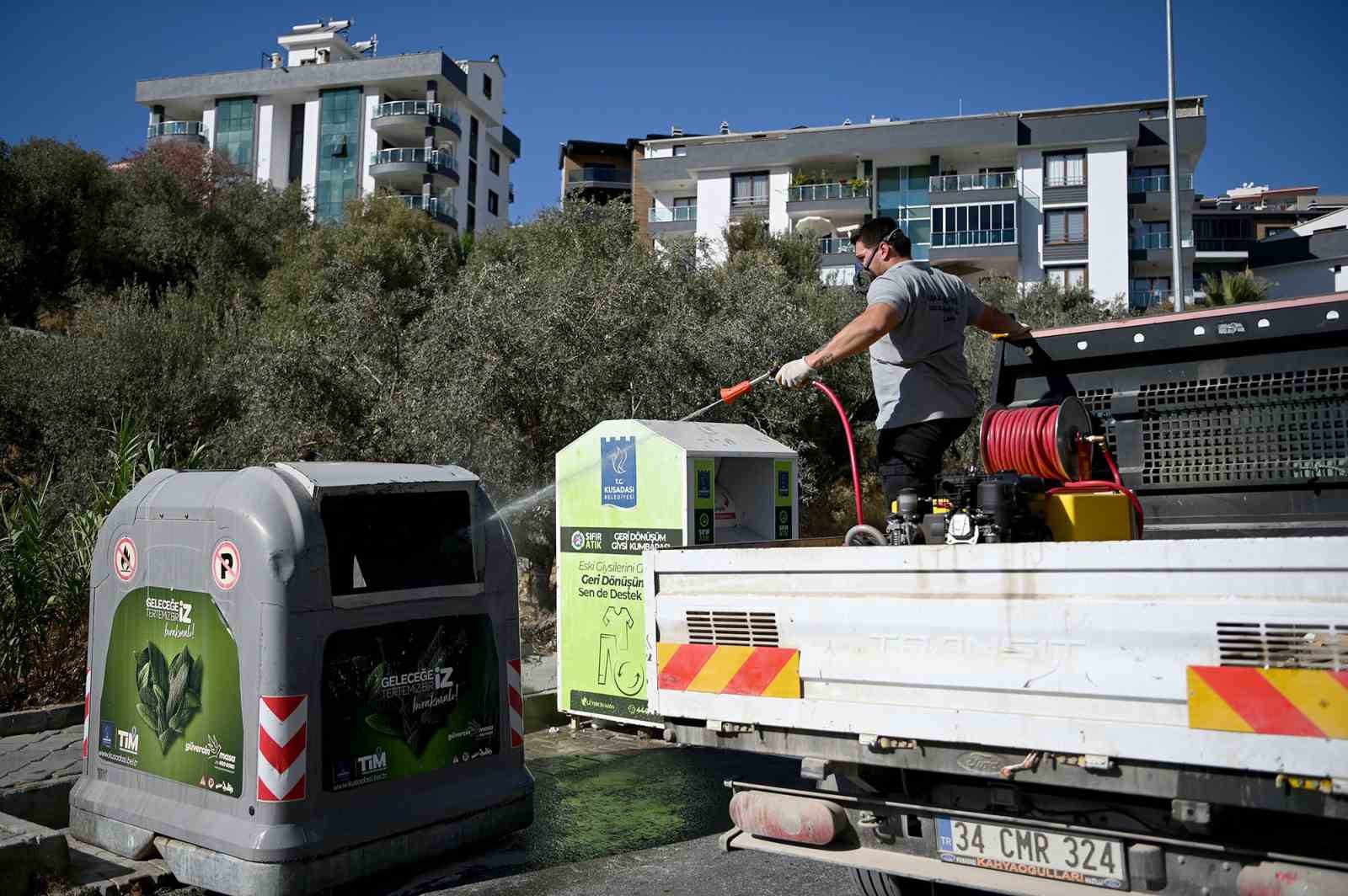 Kuşadası Belediyesi ilaçlama çalışmalarına devam ediyor
