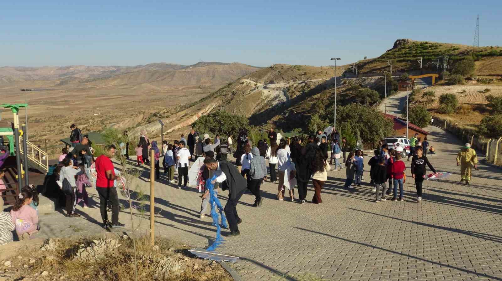 Gercüş’te uçurtma şenliği renkli görüntülere sahne oldu
