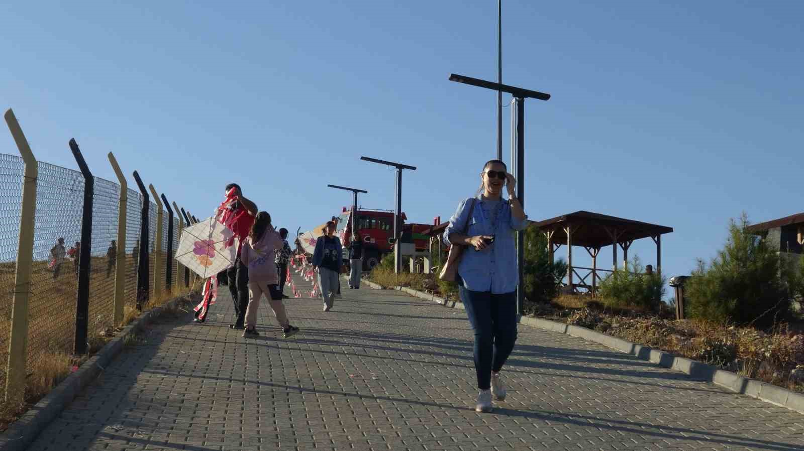 Gercüş’te uçurtma şenliği renkli görüntülere sahne oldu
