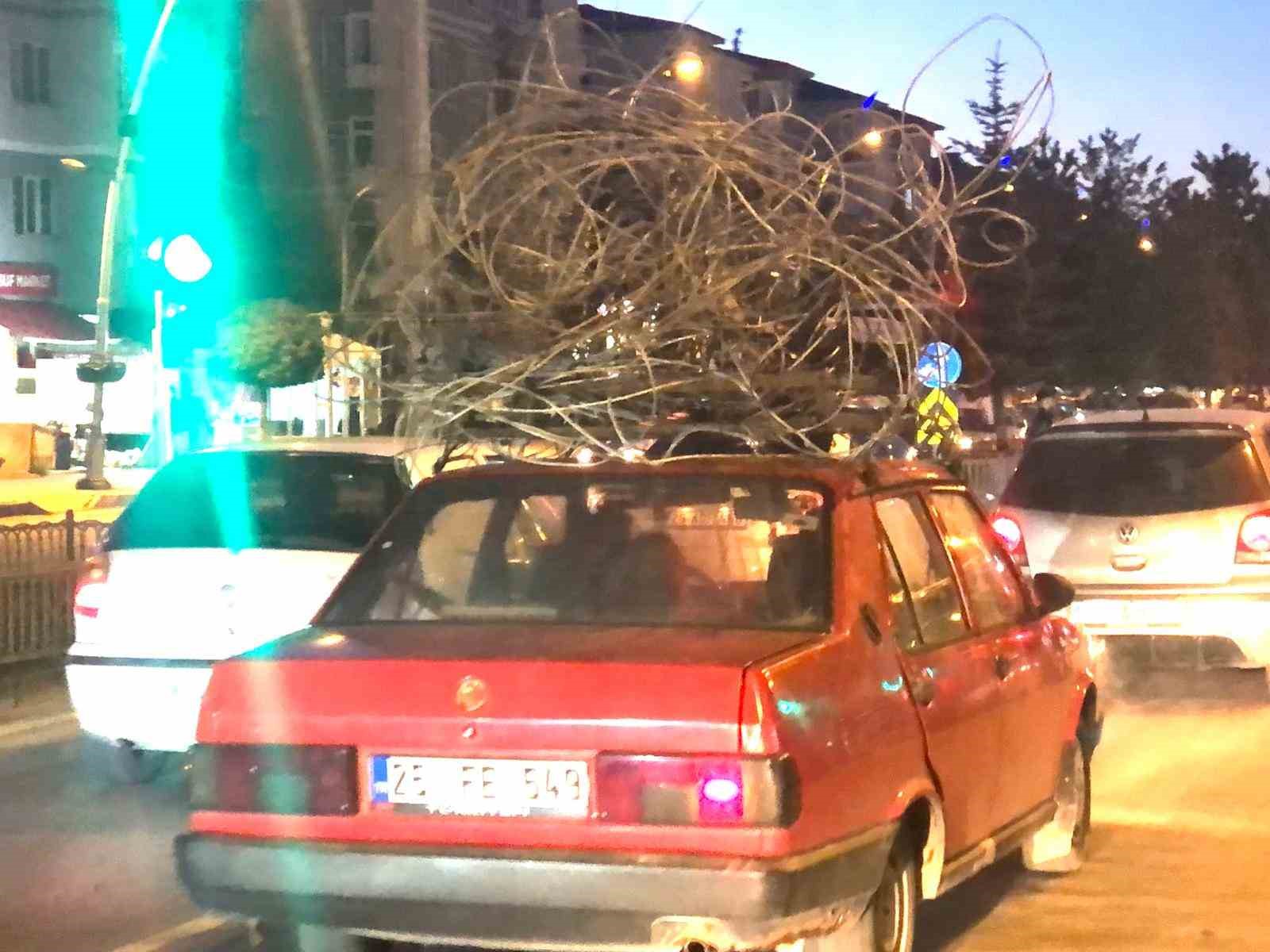 Otomobilin tavanındaki demir yüküyle trafiğe çıktı
