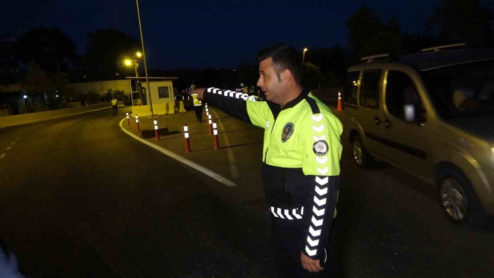 Freni patlayan gübre yüklü kamyon uygulama noktasına daldı, facianın eşiğinden dönüldü
