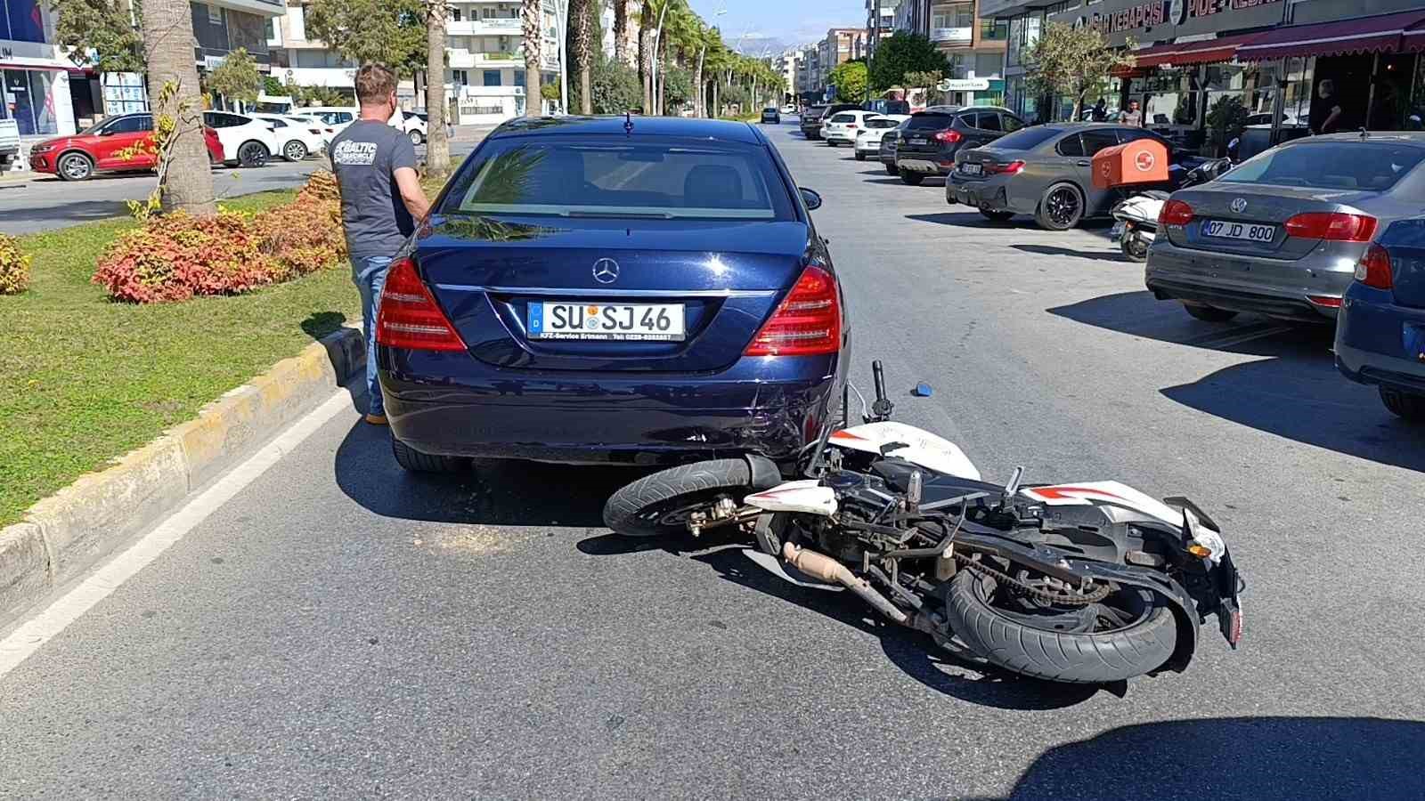 Motosiklet başka bir araca yol vermek için duran otomobilin altına girdi: 2 yaralı
