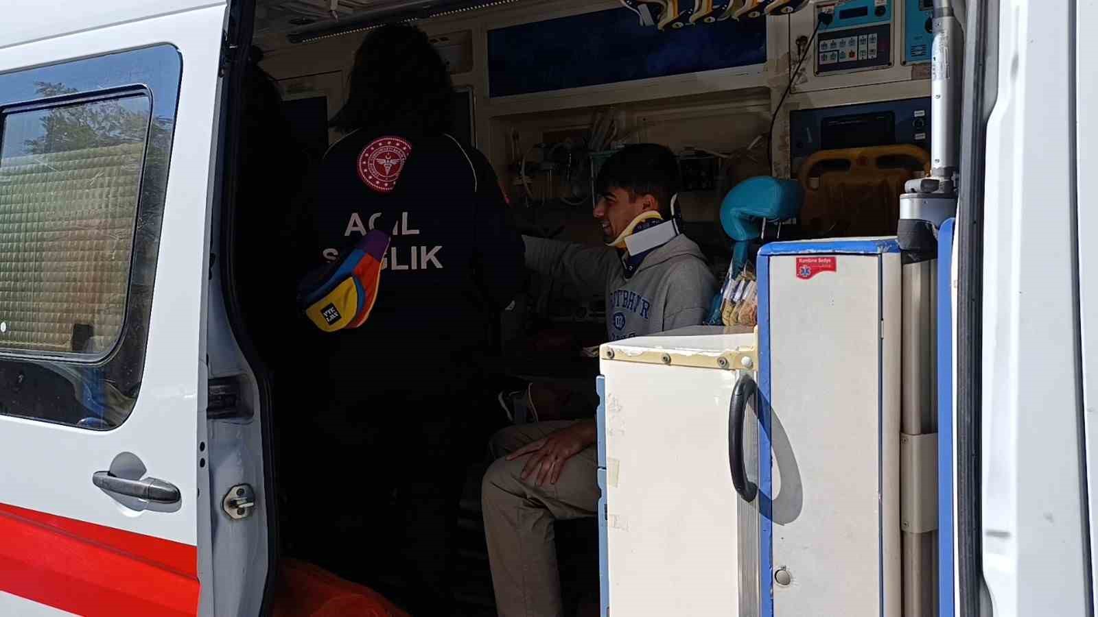 Motosiklet başka bir araca yol vermek için duran otomobilin altına girdi: 2 yaralı
