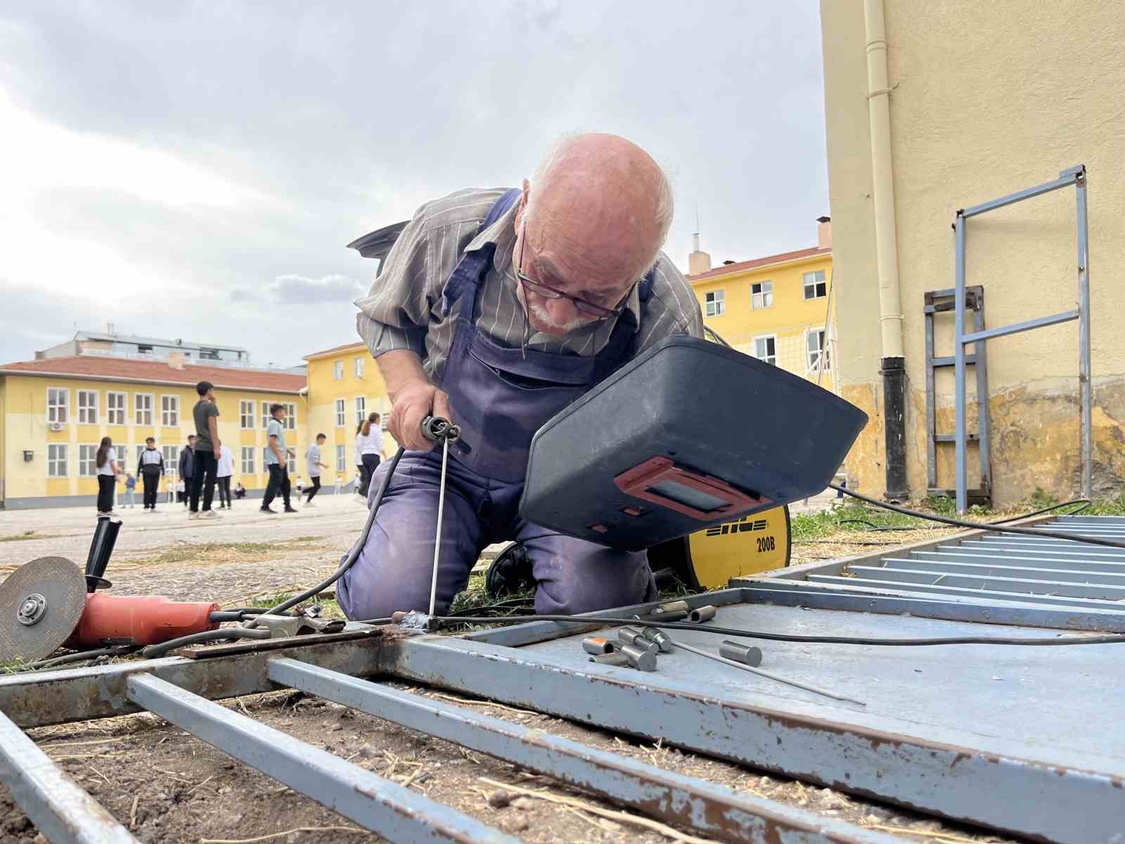 Engelli torununa göz kulak olmak için gittiği okulu baştan inşa etti
