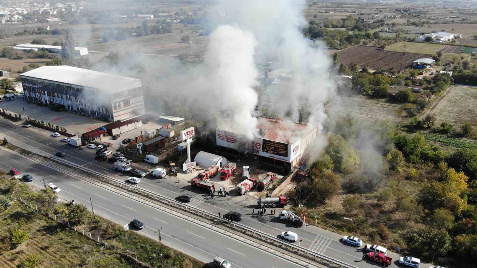 Kırklareli’nde mobilya mağazasında çıkan yangına müdahale sürüyor: Yangın havadan görüntülendi
