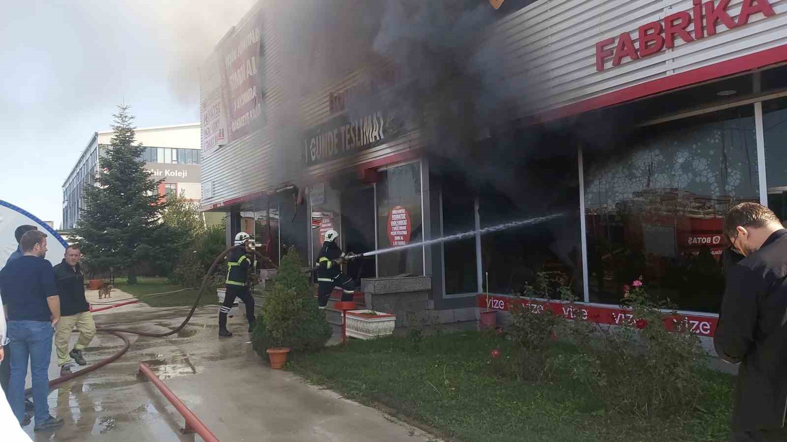 Kırklareli’nde mobilya mağazasında çıkan yangına müdahale sürüyor: Yangın havadan görüntülendi
