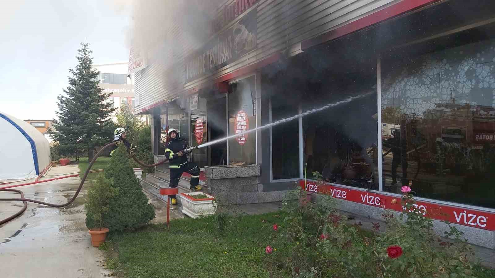 Kırklareli’nde mobilya mağazasında çıkan yangına müdahale sürüyor: Yangın havadan görüntülendi
