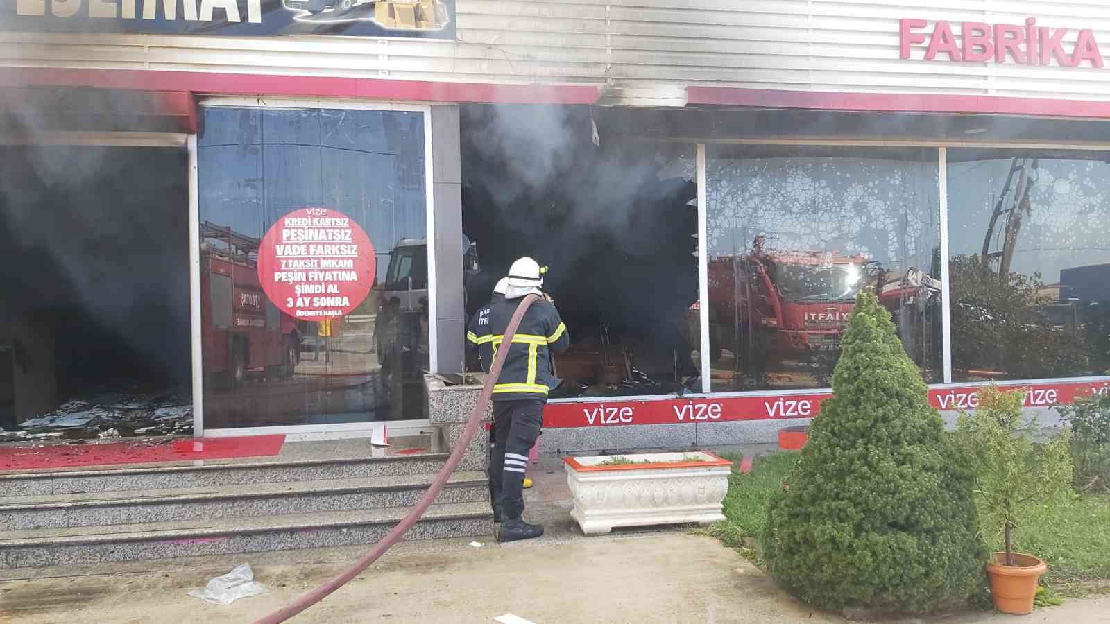 Kırklareli’nde mobilya mağazasında çıkan yangına müdahale sürüyor: Yangın havadan görüntülendi
