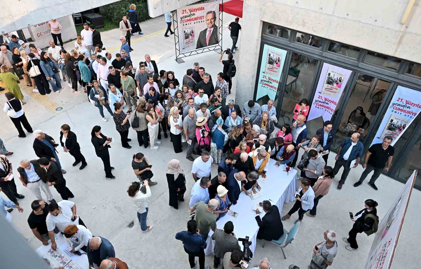 Muratpaşa Belediye Başkanı Ümit Uysal, yeni kitabını tanıttı
