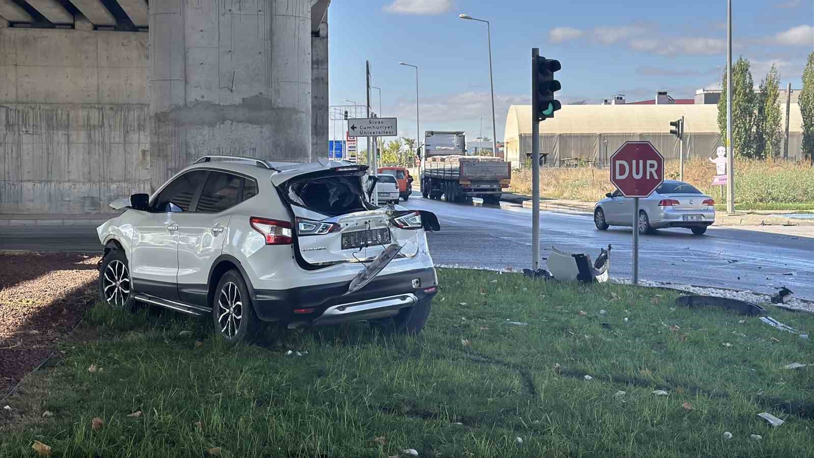 Tırla çarpışan milyonluk cip hurdaya döndü: 2 yaralı
