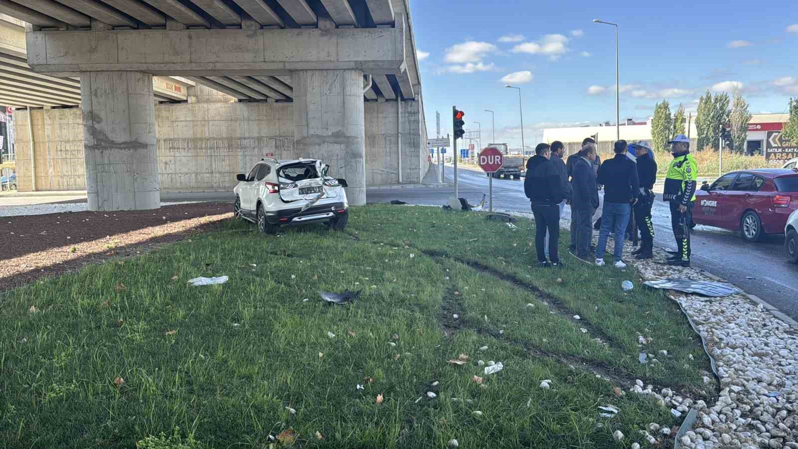 Tırla çarpışan milyonluk cip hurdaya döndü: 2 yaralı
