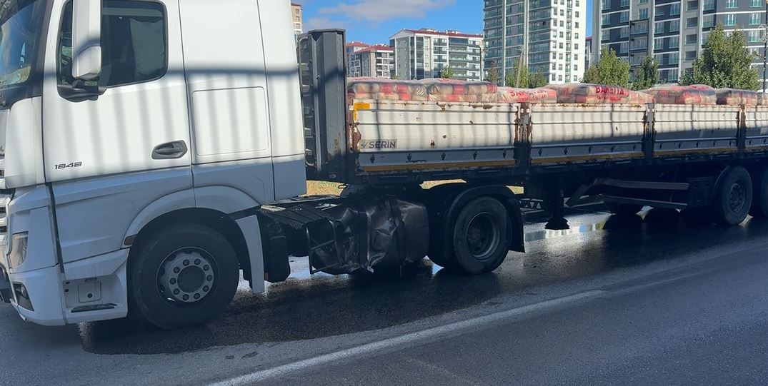 Tırla çarpışan milyonluk cip hurdaya döndü: 2 yaralı
