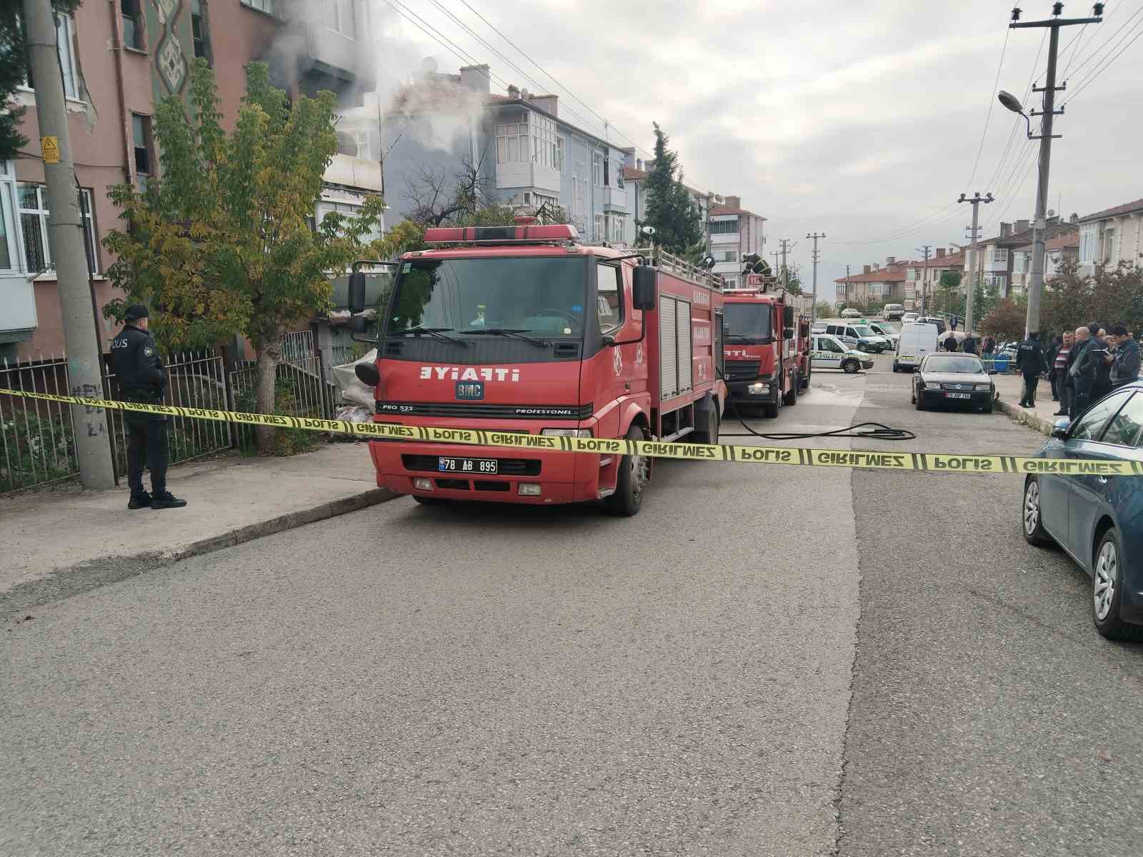 Yangında mahsur kalanları komşuları kurtardı
