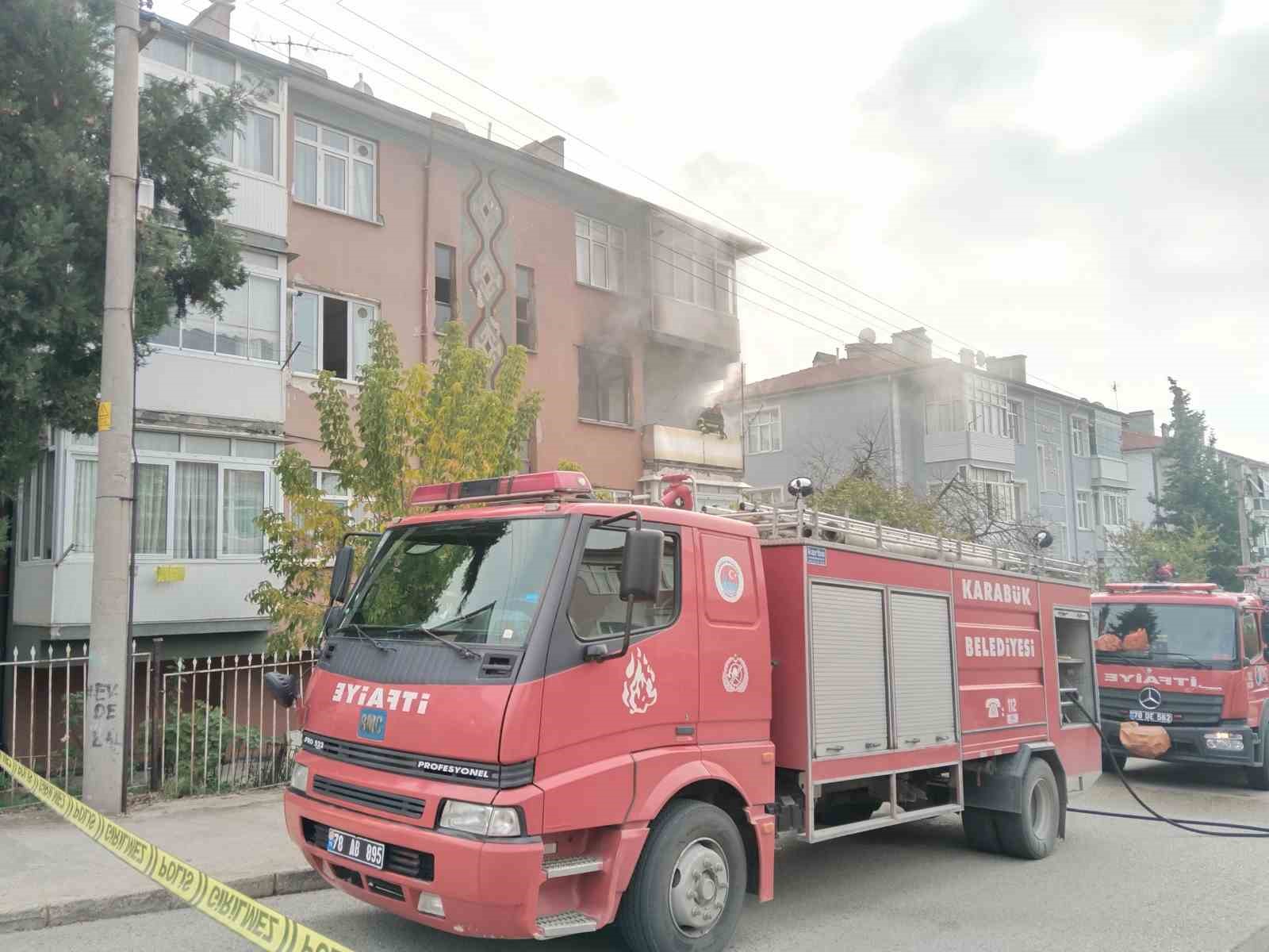 Yangında mahsur kalanları komşuları kurtardı
