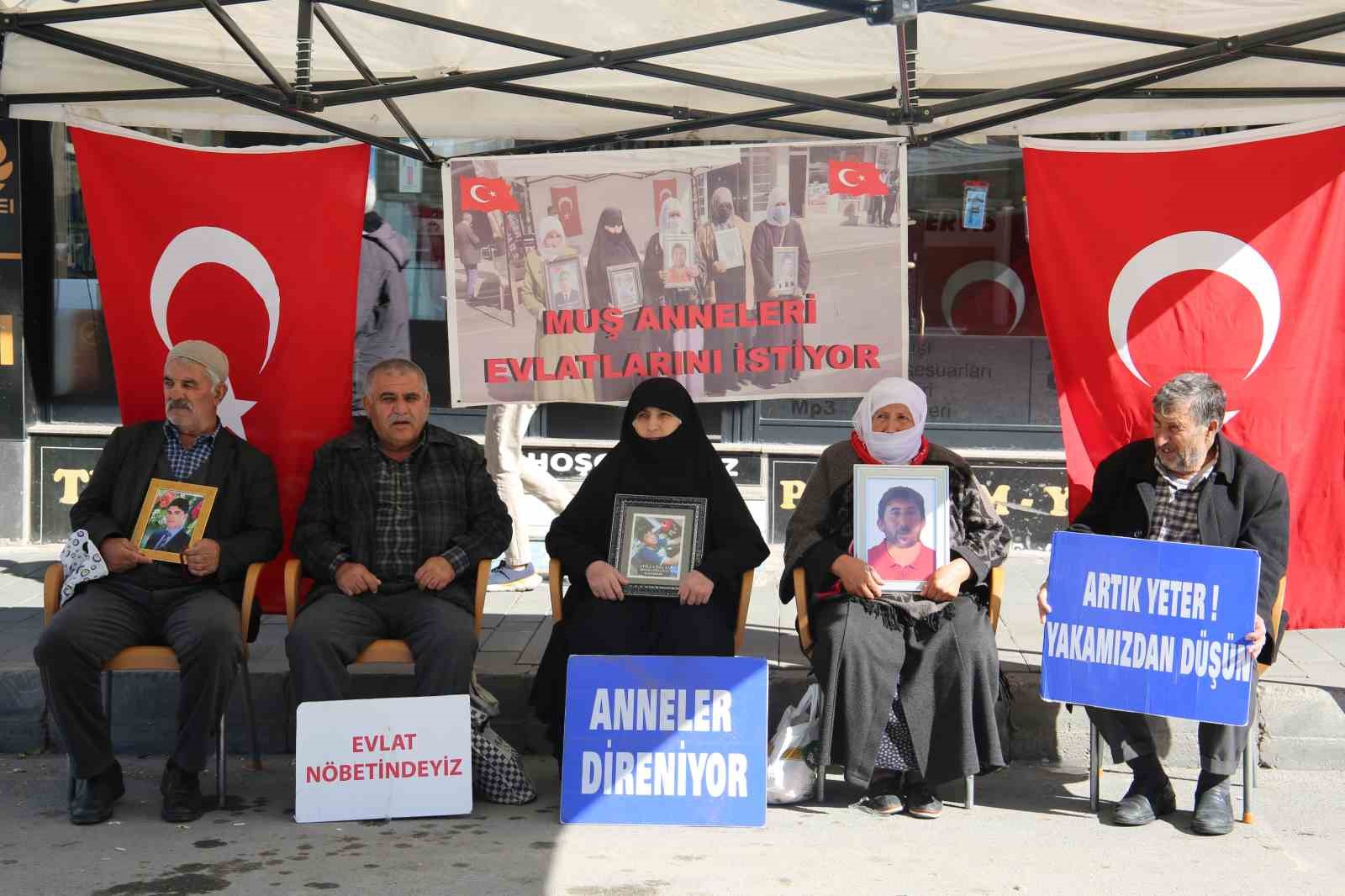 Evlat nöbetindeki annelerden Bahçeli’nin çağrısına destek
