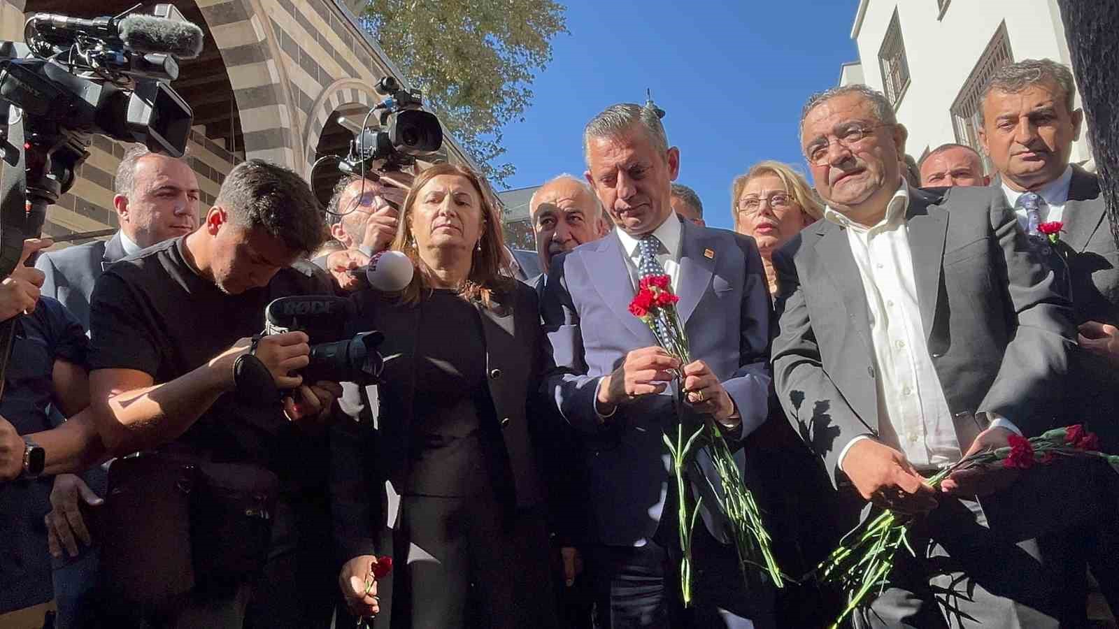 CHP Genel Başkanı Özel: “Eğer Türkiye’nin en önemli sorununu çözmek için adım atıyorlarsa buradan geri adım olmaması lazım”
