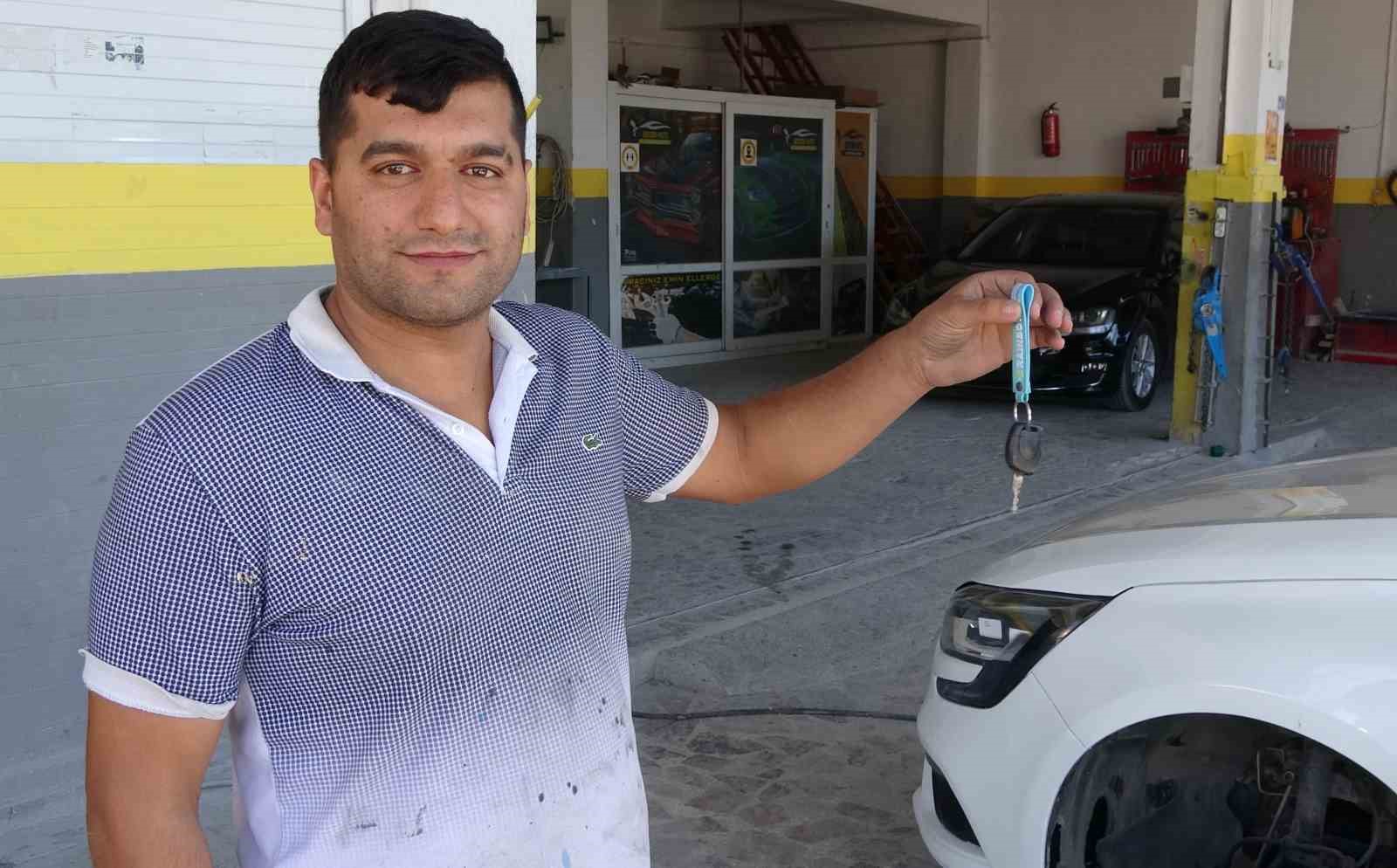 Karga, otomobilin anahtarını çaldı: O anlar kamerada
