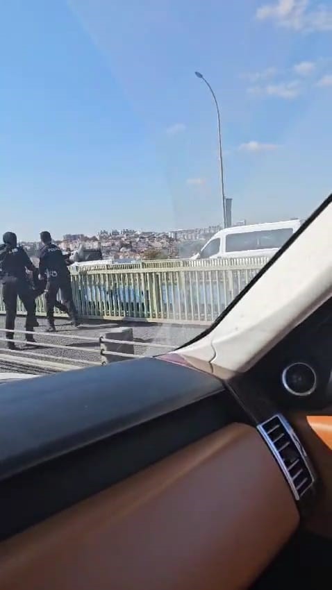 Haliç Köprüsü’nde polis, intihar girişimini böyle engelledi
