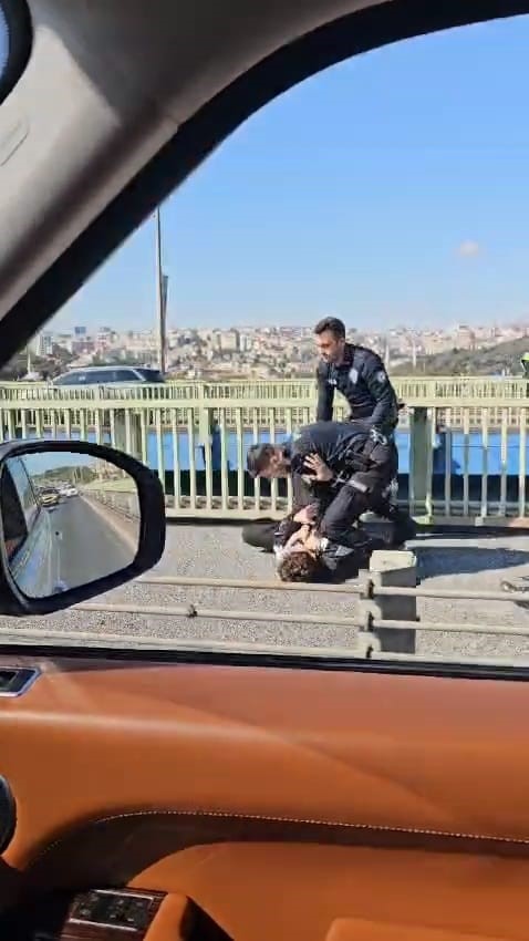 Haliç Köprüsü’nde polis, intihar girişimini böyle engelledi
