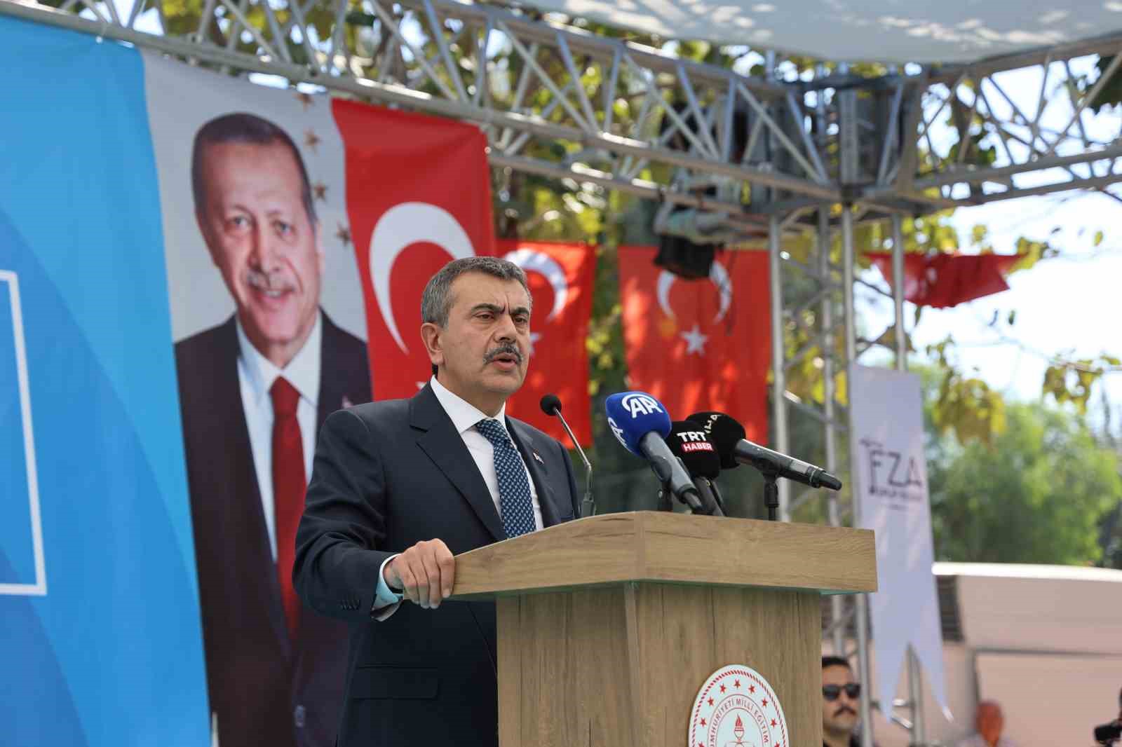 Bakan Tekin, Hatay’da okul açılışı gerçekleştirdi
