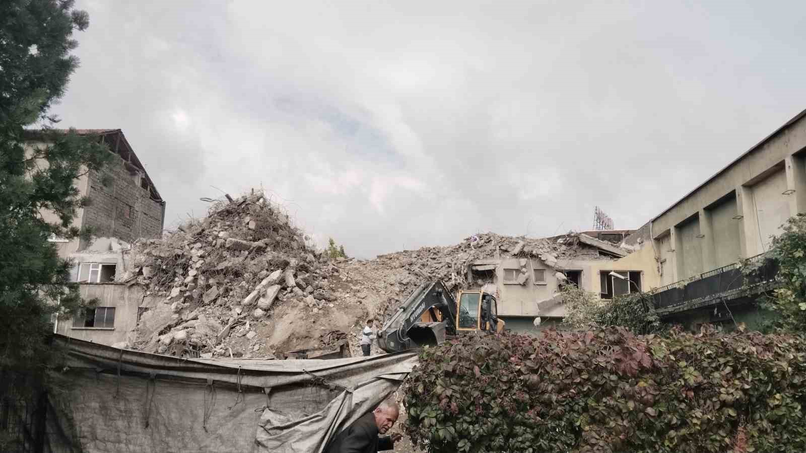 64 yıllık sendika binasının yıkımına başlanıldı
