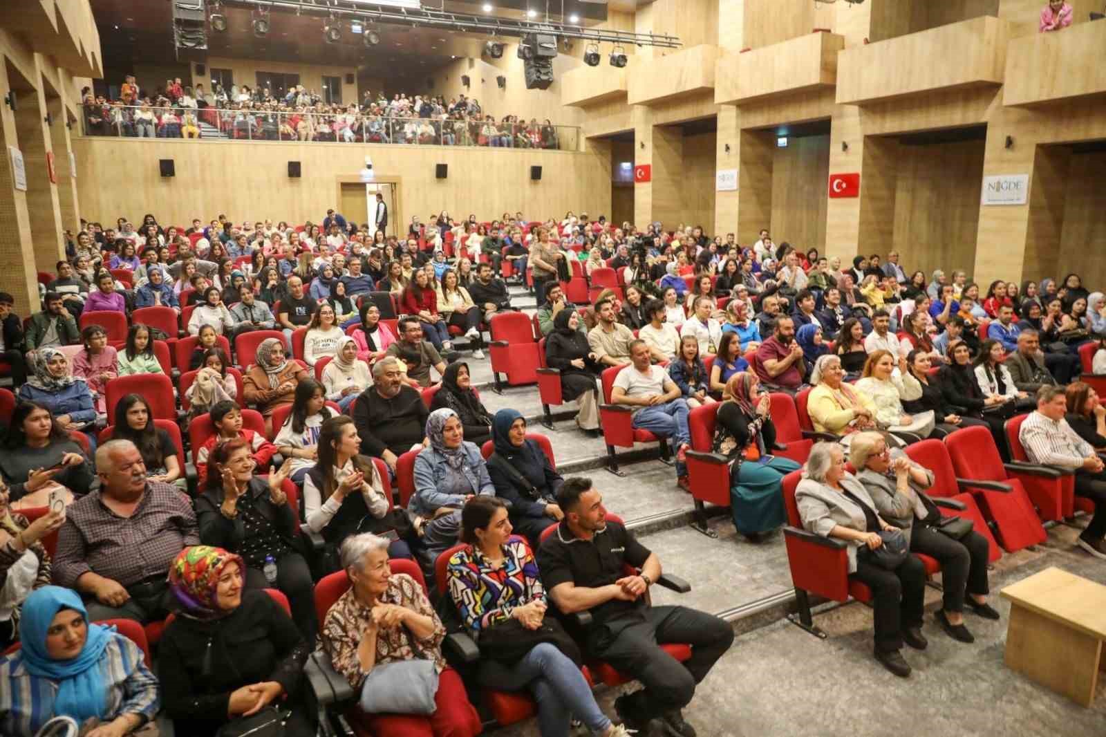 Niğde’de Tiyatro Rüzgarı Esecek
