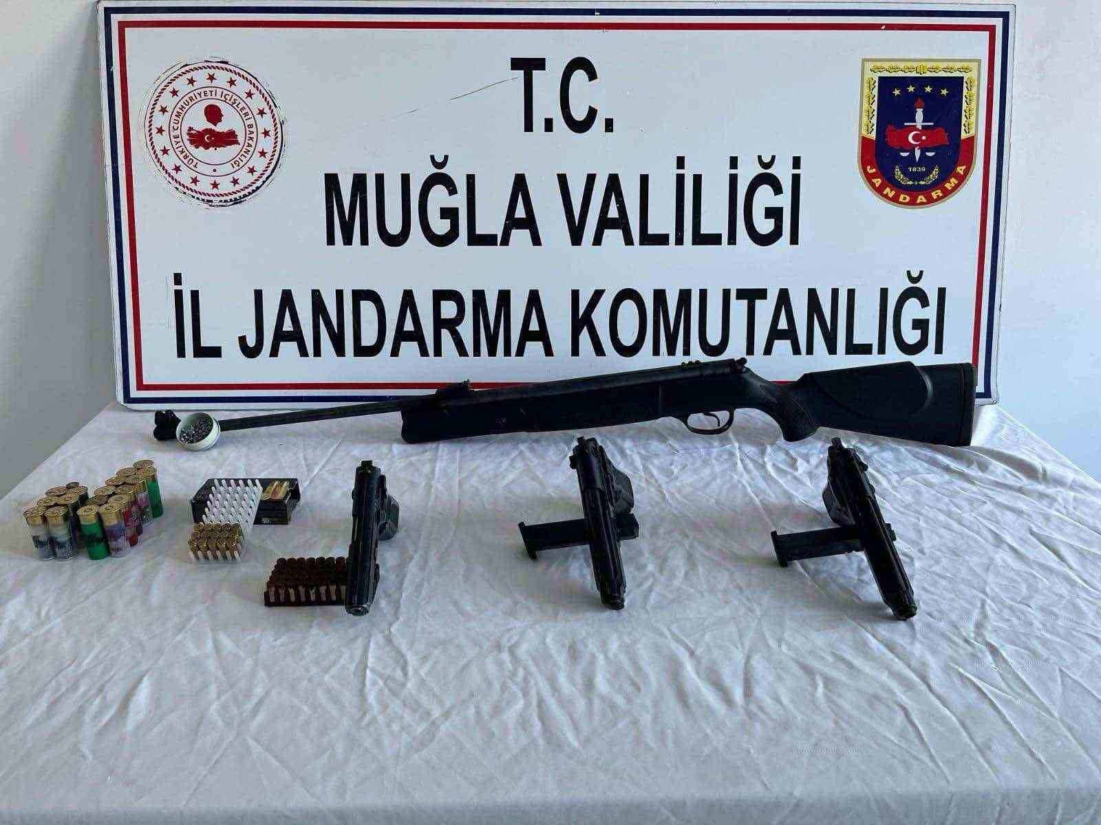 Muğla’da uyuşturucu ve ruhsatsız silah operasyonu: 11 şüpheli gözaltında
