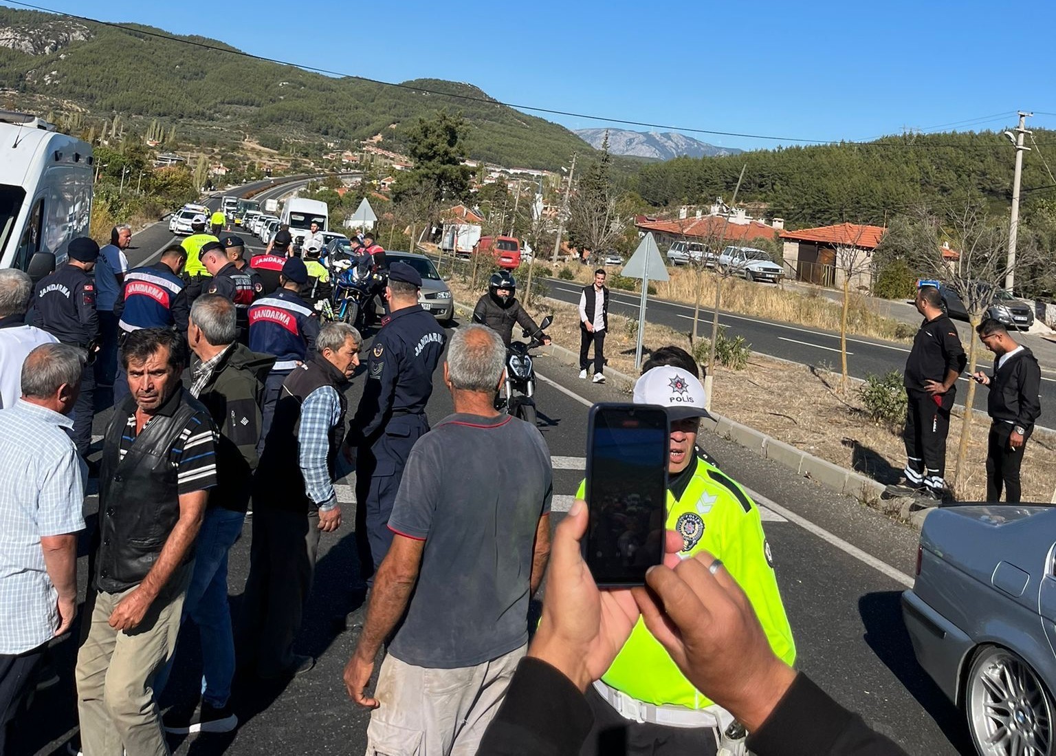 Ölümlü kaza sonrası yolu kapattılar
