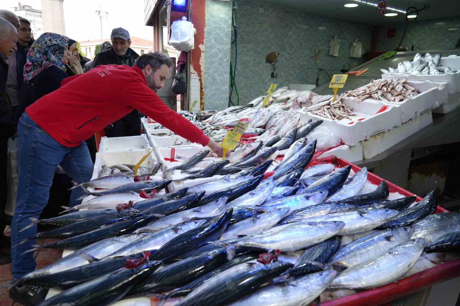 Fırtına dindi, balık tezgahları şenlendi
