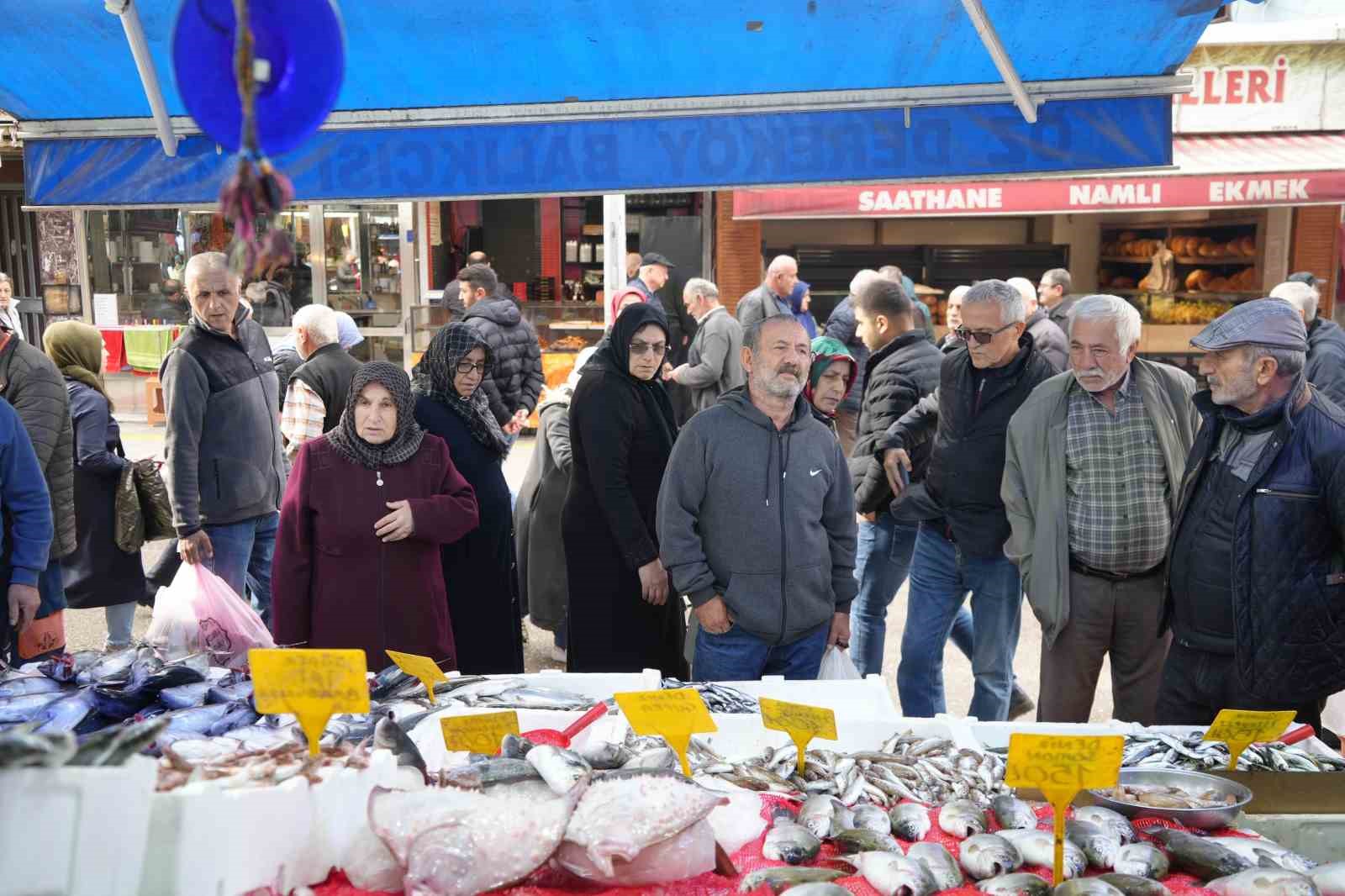 Fırtına dindi, balık tezgahları şenlendi
