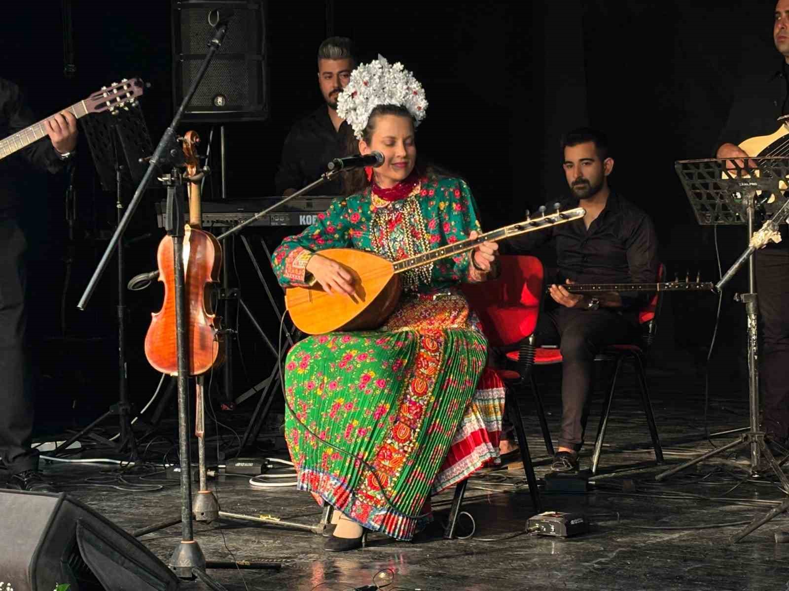 Depremde hasar gören Bela Bartok Konferans ve Sergi Salonu yeniden açıldı
