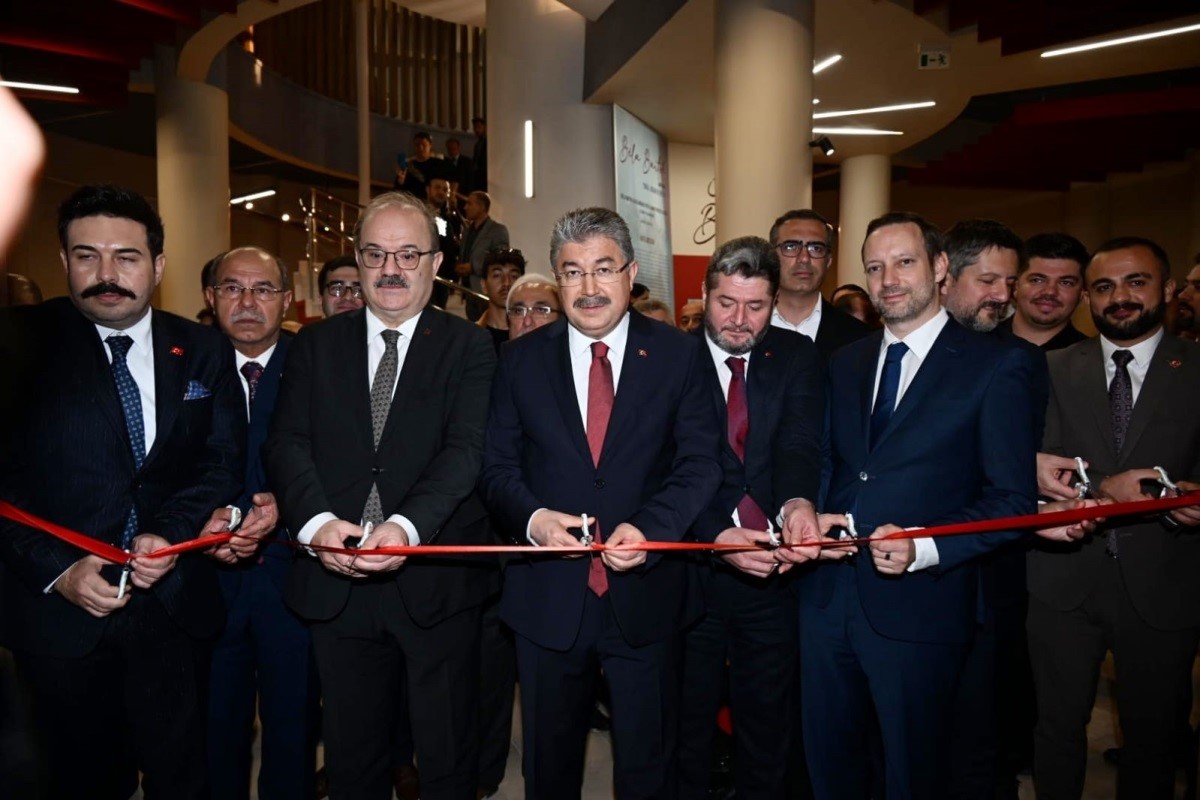 Depremde hasar gören Bela Bartok Konferans ve Sergi Salonu yeniden açıldı
