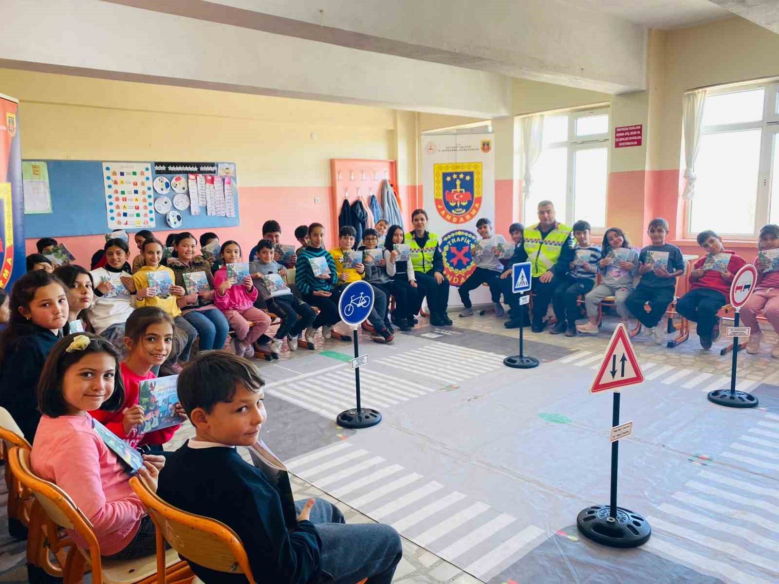 Sarıoğlan’da öğrencilere trafik eğitimi verildi
