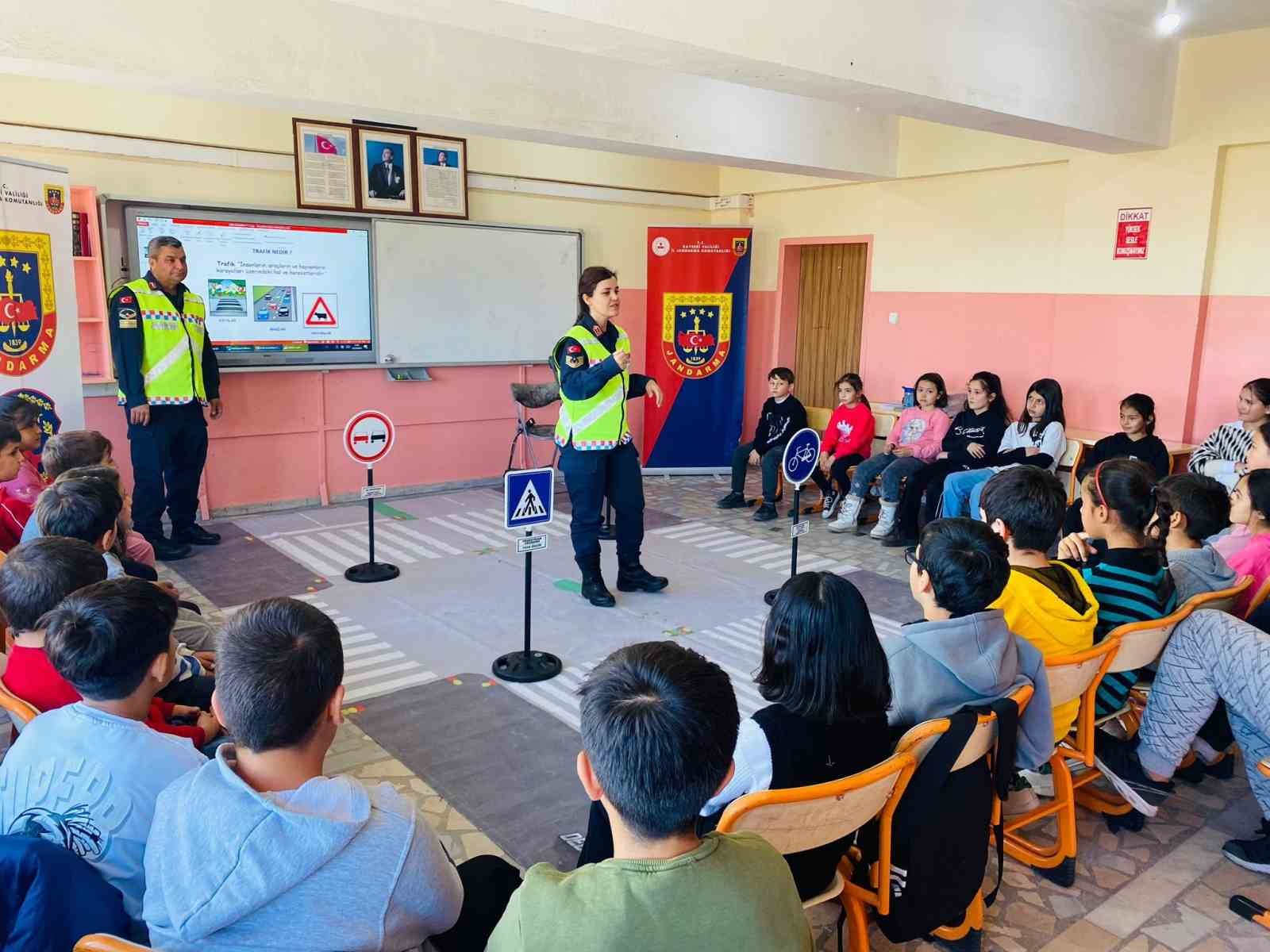 Sarıoğlan’da öğrencilere trafik eğitimi verildi
