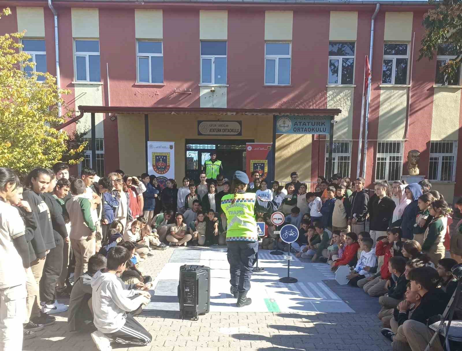 Sarıoğlan’da öğrencilere trafik eğitimi verildi
