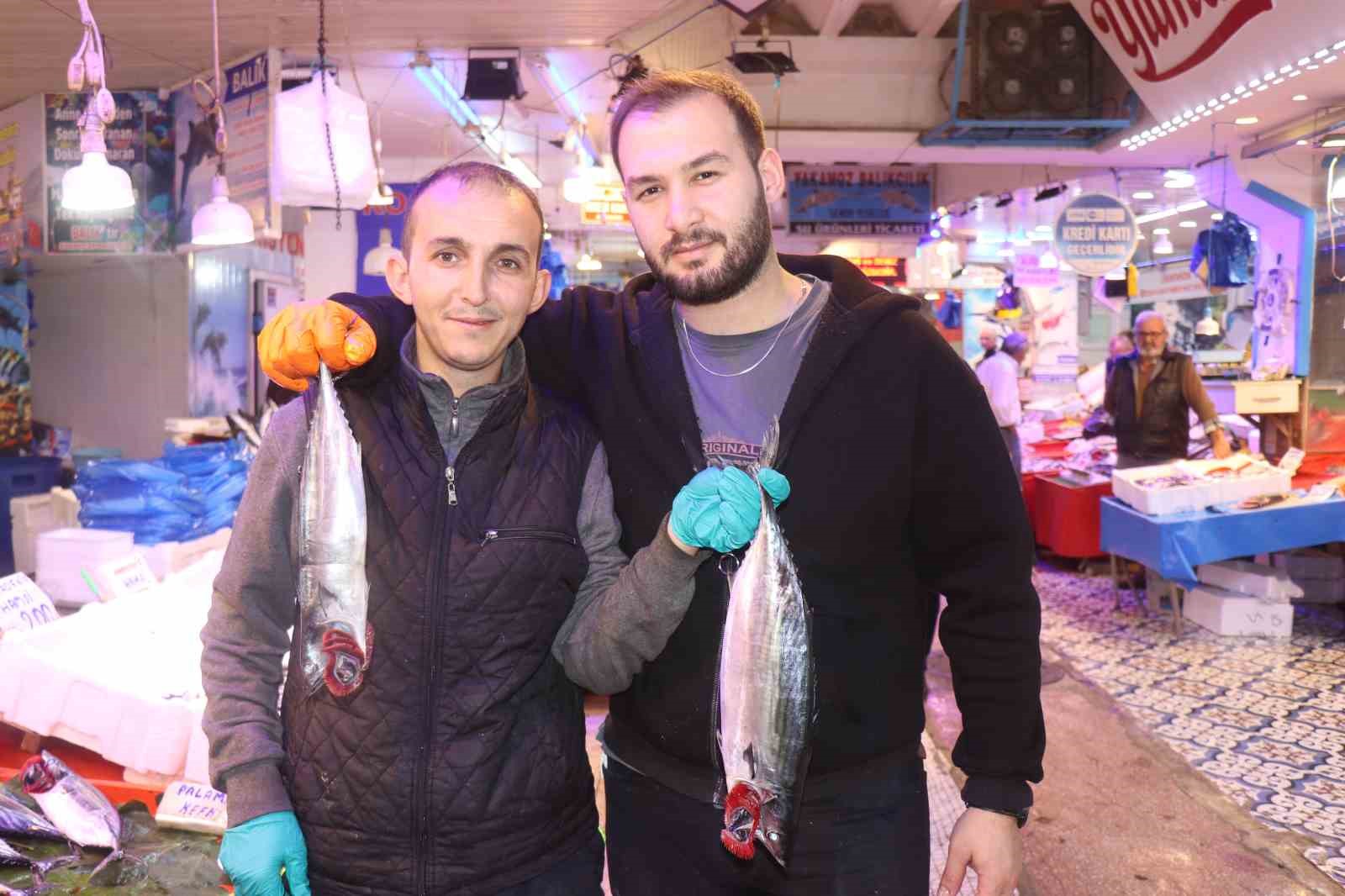 Tezgahlarda çeşit çok ama en çok palamut satılıyor
