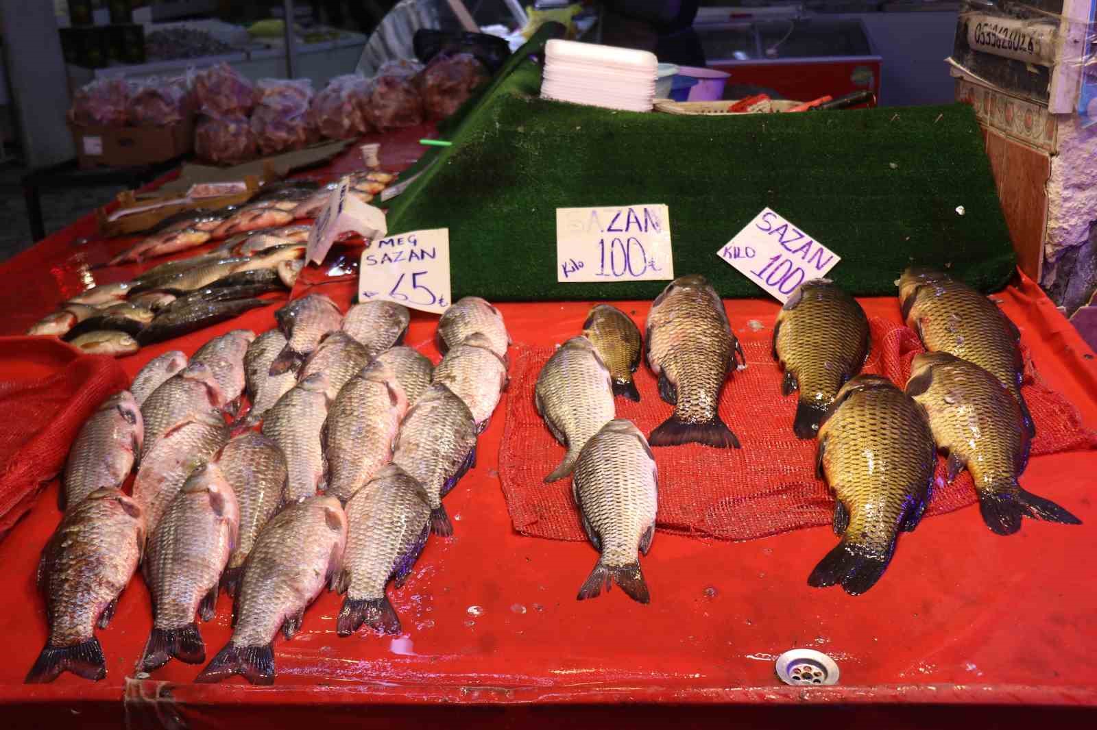 Tezgahlarda çeşit çok ama en çok palamut satılıyor
