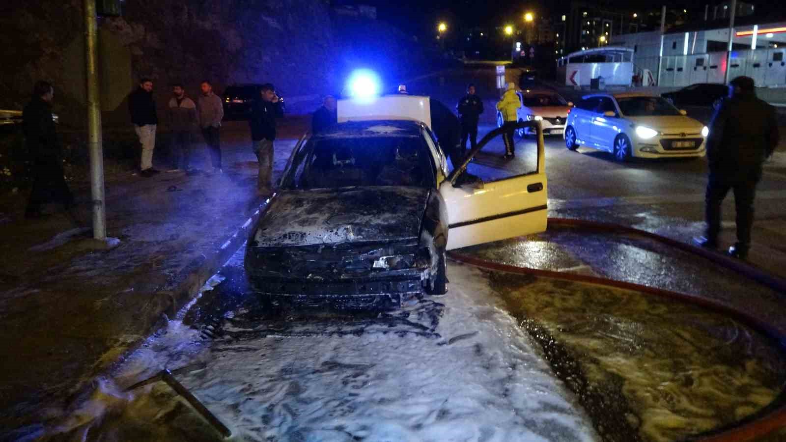 Yozgat’ta seyir halindeki otomobil alev aldı
