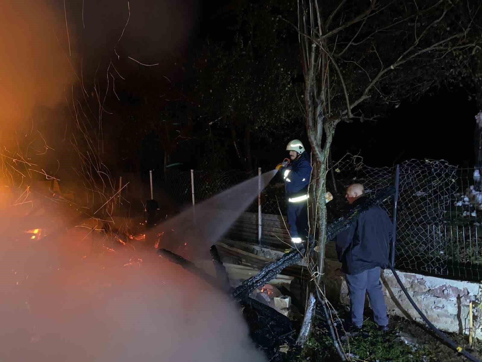 Artvin’de köyde çıkan yangında samanlık kullanılamaz hale geldi
