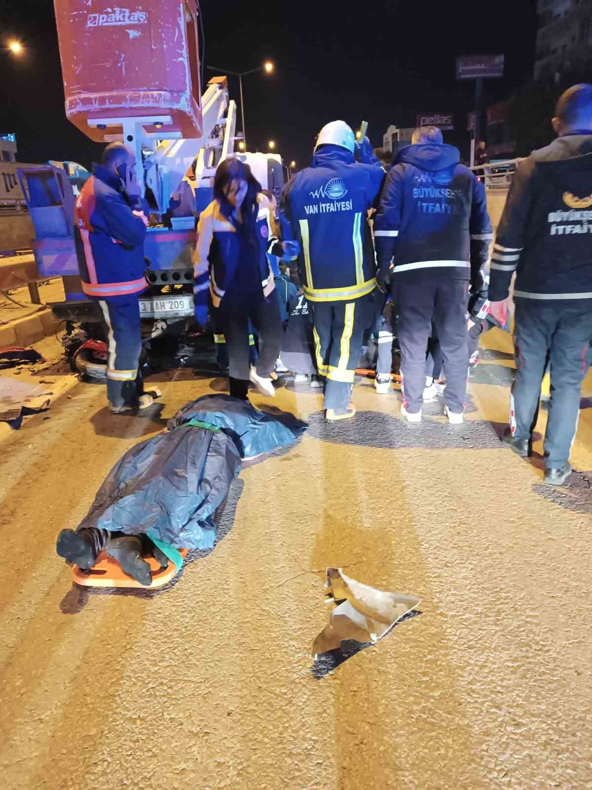 Van’da motosiklet vince arkadan çarptı: 1 ölü, 2 yaralı
