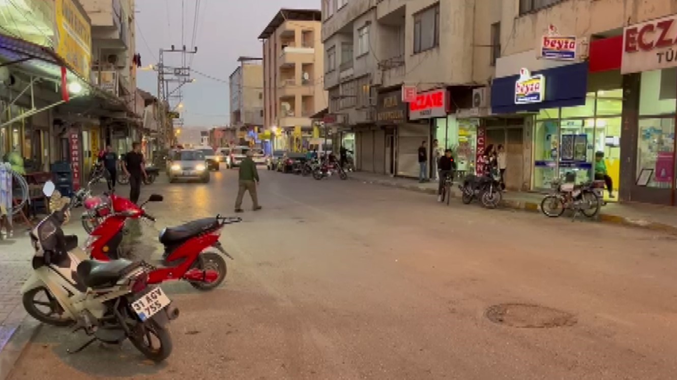 Otomobil ile çarpışan motosiklet sürücüsünün havaya uçtuğu anlar kamerada
