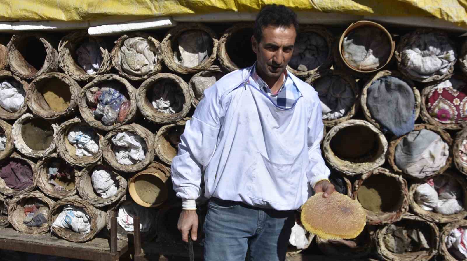 Bitlis’te dünyaca ünlü karakovan balının hasadına devam ediliyor
