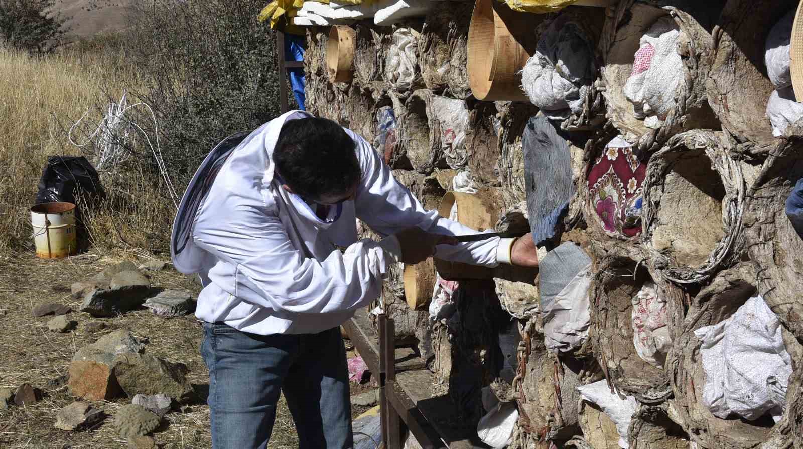 Bitlis’te dünyaca ünlü karakovan balının hasadına devam ediliyor
