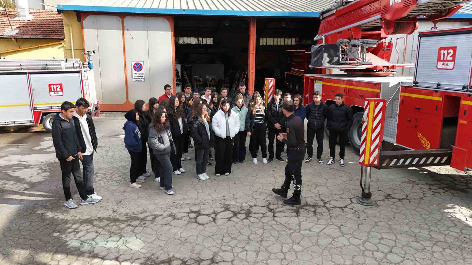 Bozüyük Belediyesi İtfaiyesi’nden Afetlere Hazırlık Kulübü öğrencilerine yangın eğitimi
