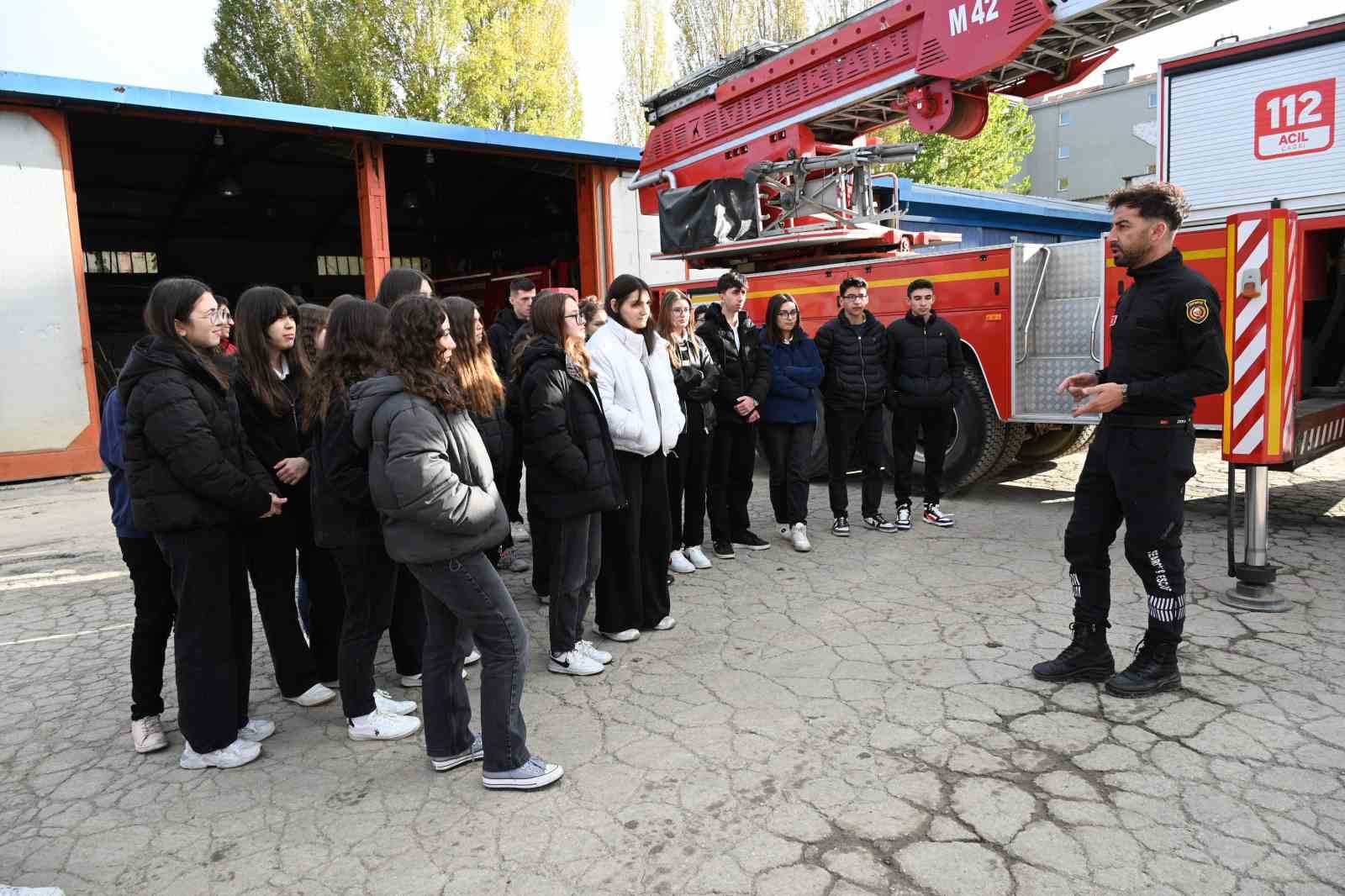 Bozüyük Belediyesi İtfaiyesi’nden Afetlere Hazırlık Kulübü öğrencilerine yangın eğitimi
